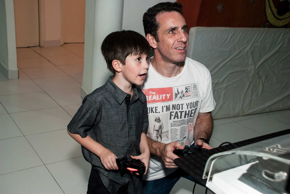 pai e filho jogam video game no Buffet Boomerang, Cidade Jardim, São Paulo, aniversario de Lucas 6 anos, tema da festa, lego