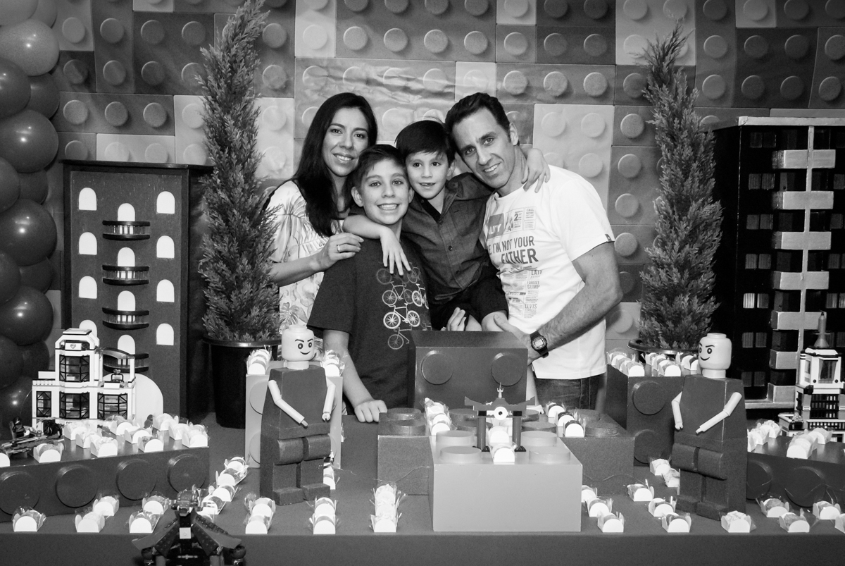 família posa para a foto no Buffet Boomerang, Cidade Jardim, São Paulo, aniversario de Lucas 6 anos, tema da festa, lego