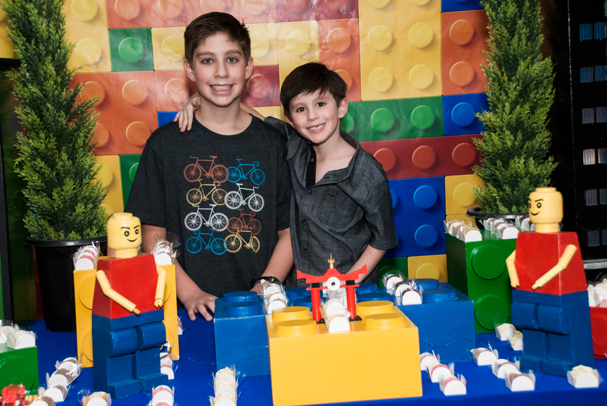 os irmãos felizes na festa no Buffet Boomerang, Cidade Jardim, São Paulo, aniversario de Lucas 6 anos, tema da festa, lego