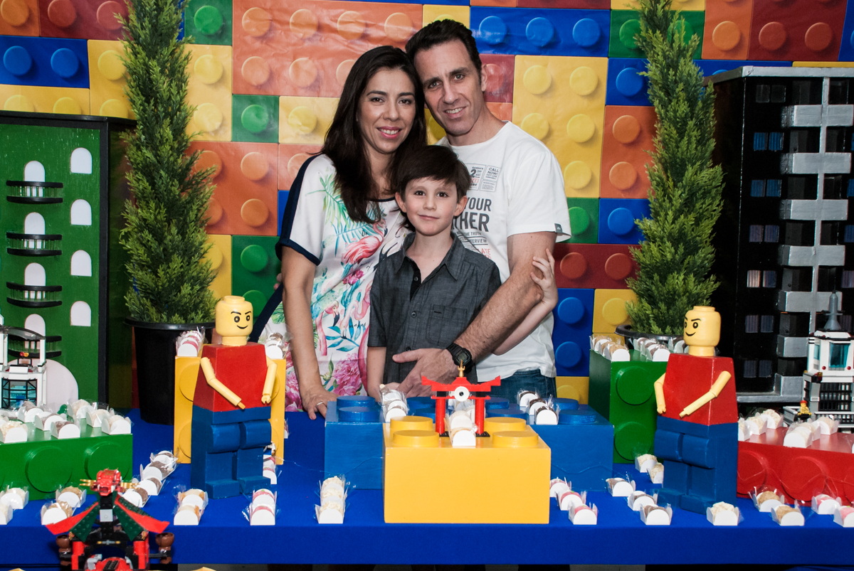 aniversariante com os pais no Buffet Boomerang, Cidade Jardim, São Paulo, aniversario de Lucas 6 anos, tema da festa, lego