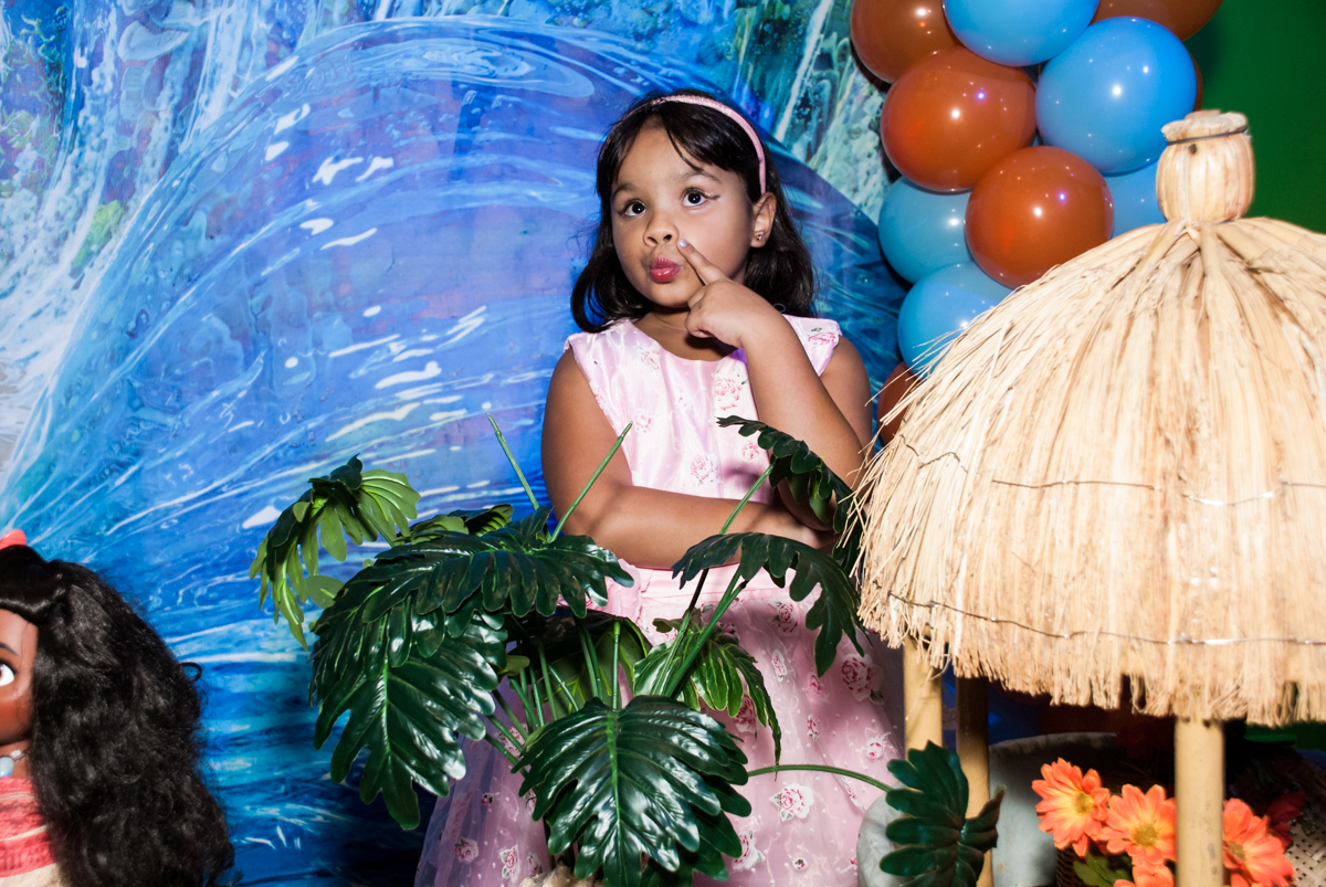 carinha pensativa na foto no Buffet Casa X, Ipiranga,São Paulo, aniversário de Raquel 6 anos, tema da festa Moana