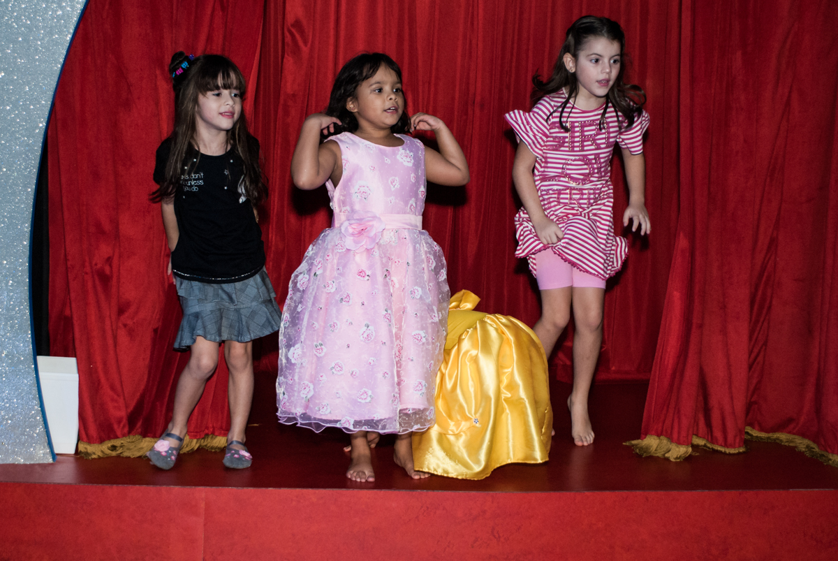 hora do show no Buffet Casa X, Ipiranga,São Paulo, aniversário de Raquel 6 anos, tema da festa Moana