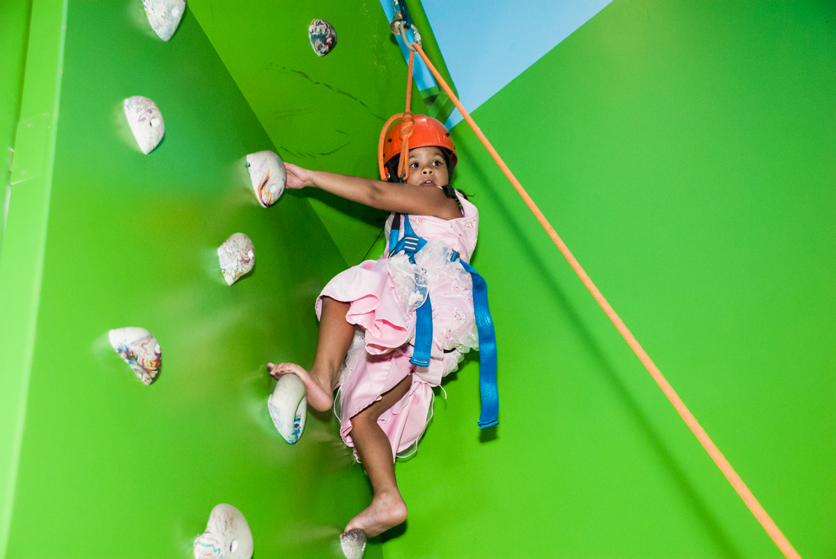 subindo na parede de esalada no Buffet Casa X, Ipiranga,São Paulo, aniversário de Raquel 6 anos, tema da festa Moana