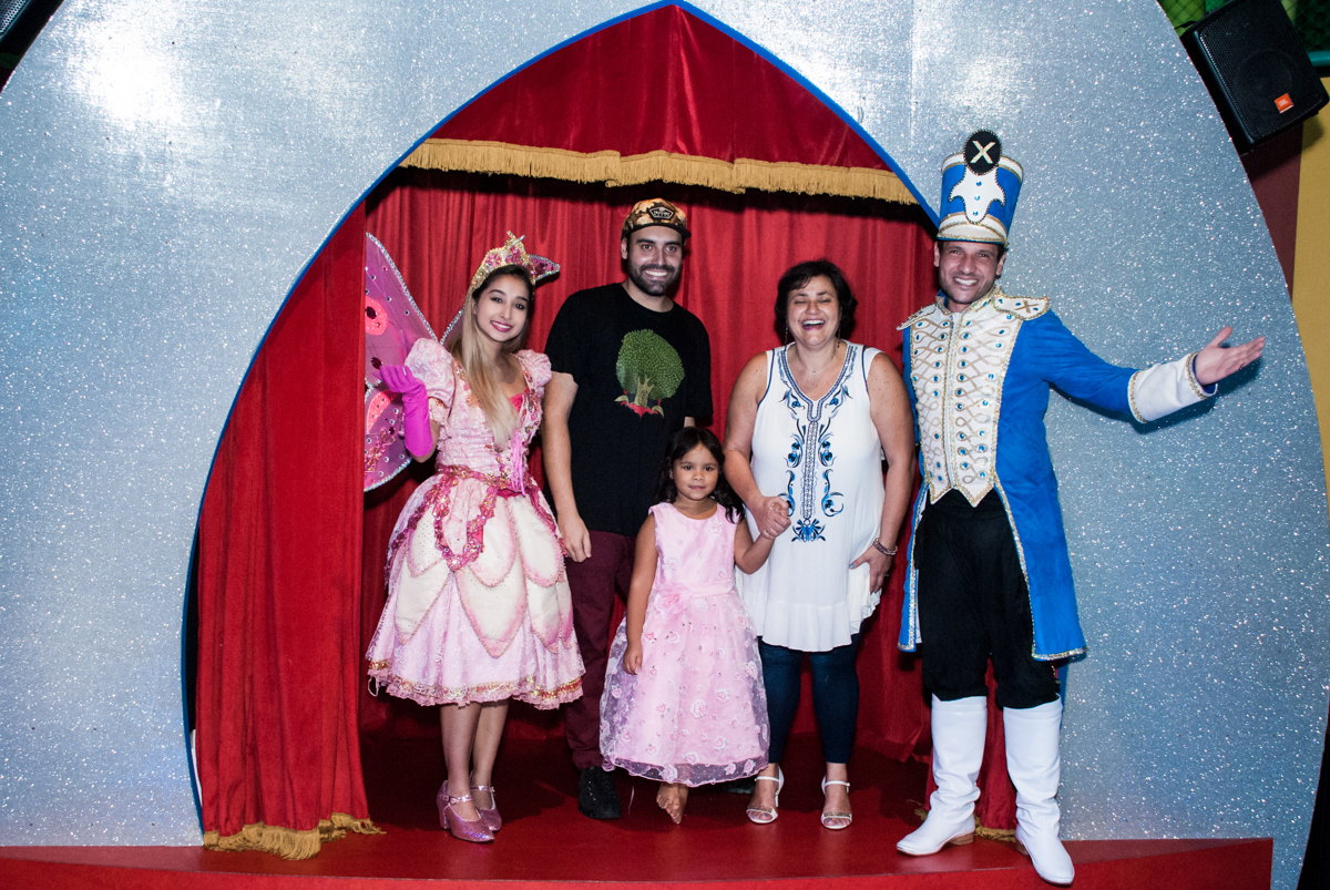 A família posa para a foto com as paquitas no Buffet Casa X, Ipiranga,São Paulo, aniversário de Raquel 6 anos, tema da festa Moana