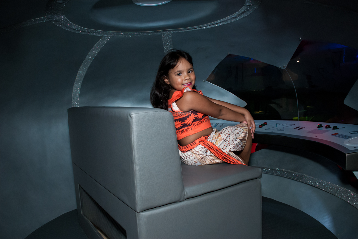 foto na nave espacial no Buffet Casa X, Ipiranga,São Paulo, aniversário de Raquel 6 anos, tema da festa Moana