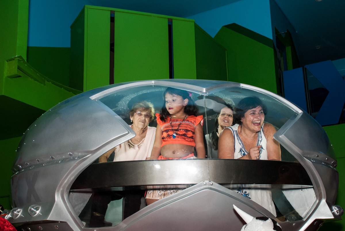 Muita alegria ao descer na nave para o parabéns no Buffet Casa X, Ipiranga,São Paulo, aniversário de Raquel 6 anos, tema da festa Moana