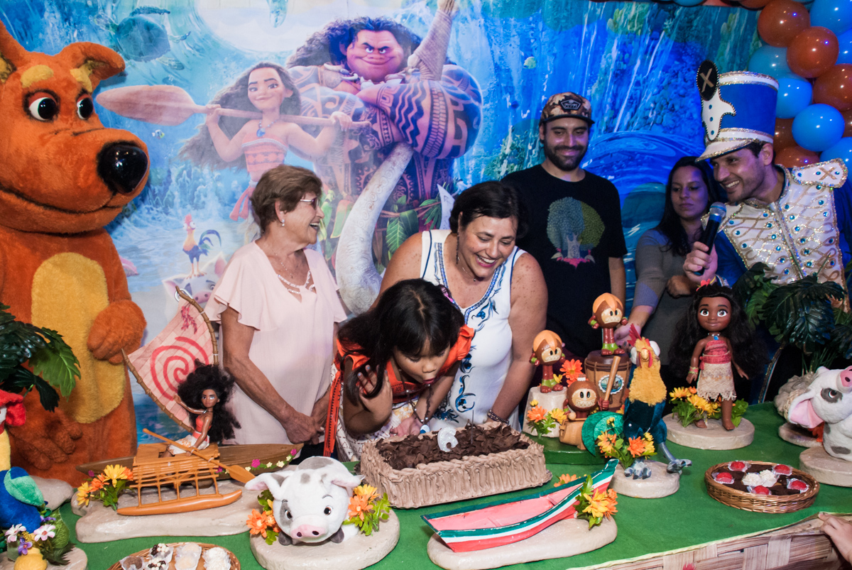 soprando a vela do bolo no Buffet Casa X, Ipiranga,São Paulo, aniversário de Raquel 6 anos, tema da festa Moana