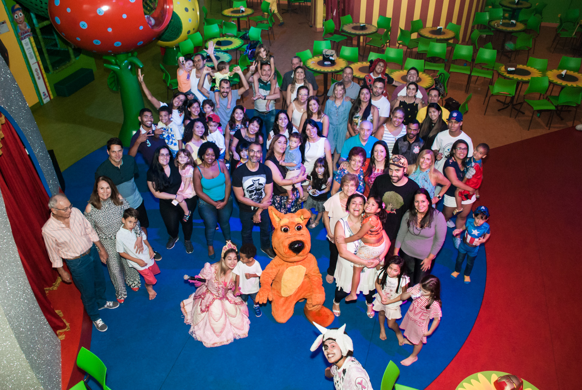 foto com todos os convidados no Buffet Casa X, Ipiranga,São Paulo, aniversário de Raquel 6 anos, tema da festa Moana