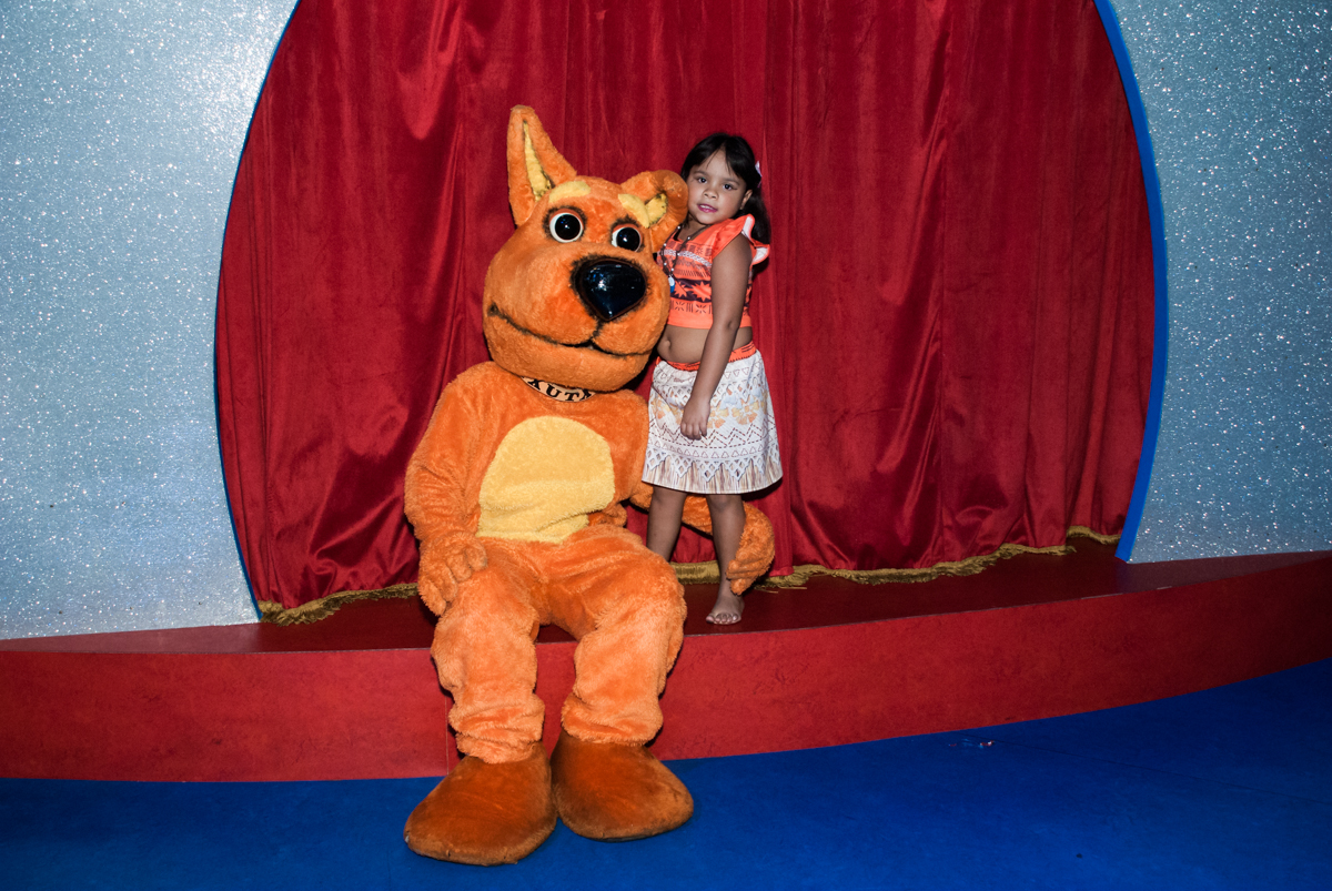 foto com o two twucão no Buffet Casa X, Ipiranga,São Paulo, aniversário de Raquel 6 anos, tema da festa Moana