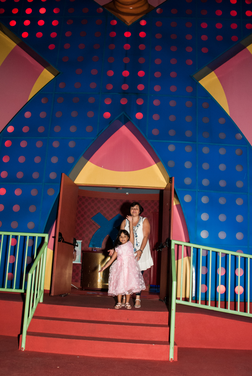 fotografia feita na frente do Buffet Casa X, Ipiranga,São Paulo, aniversário de Raquel 6 anos, tema da festa Moana