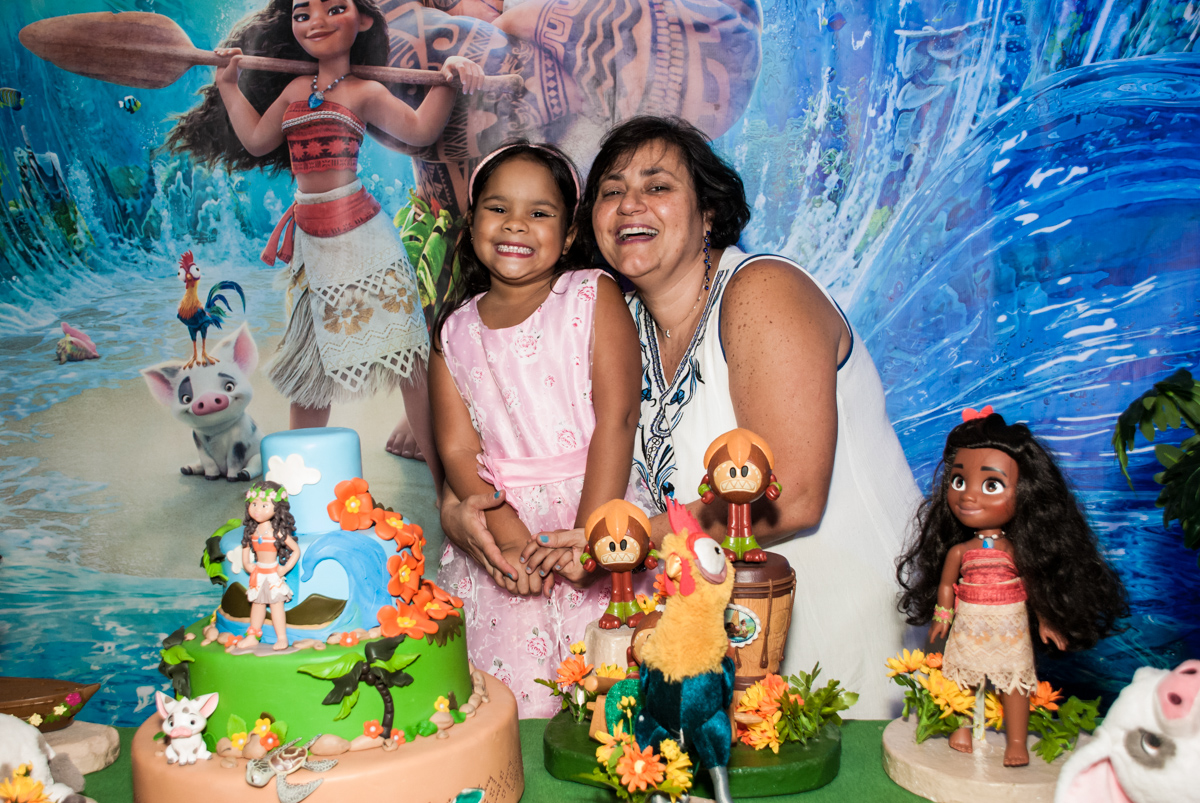 foto mãe e filha no Buffet Casa X, Ipiranga,São Paulo, aniversário de Raquel 6 anos, tema da festa Moana