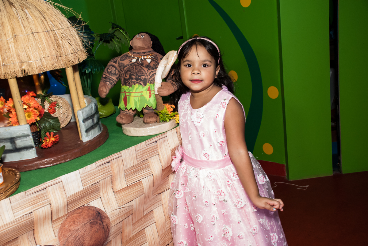 posando para a foto no Buffet Casa X, Ipiranga,São Paulo, aniversário de Raquel 6 anos, tema da festa Moana