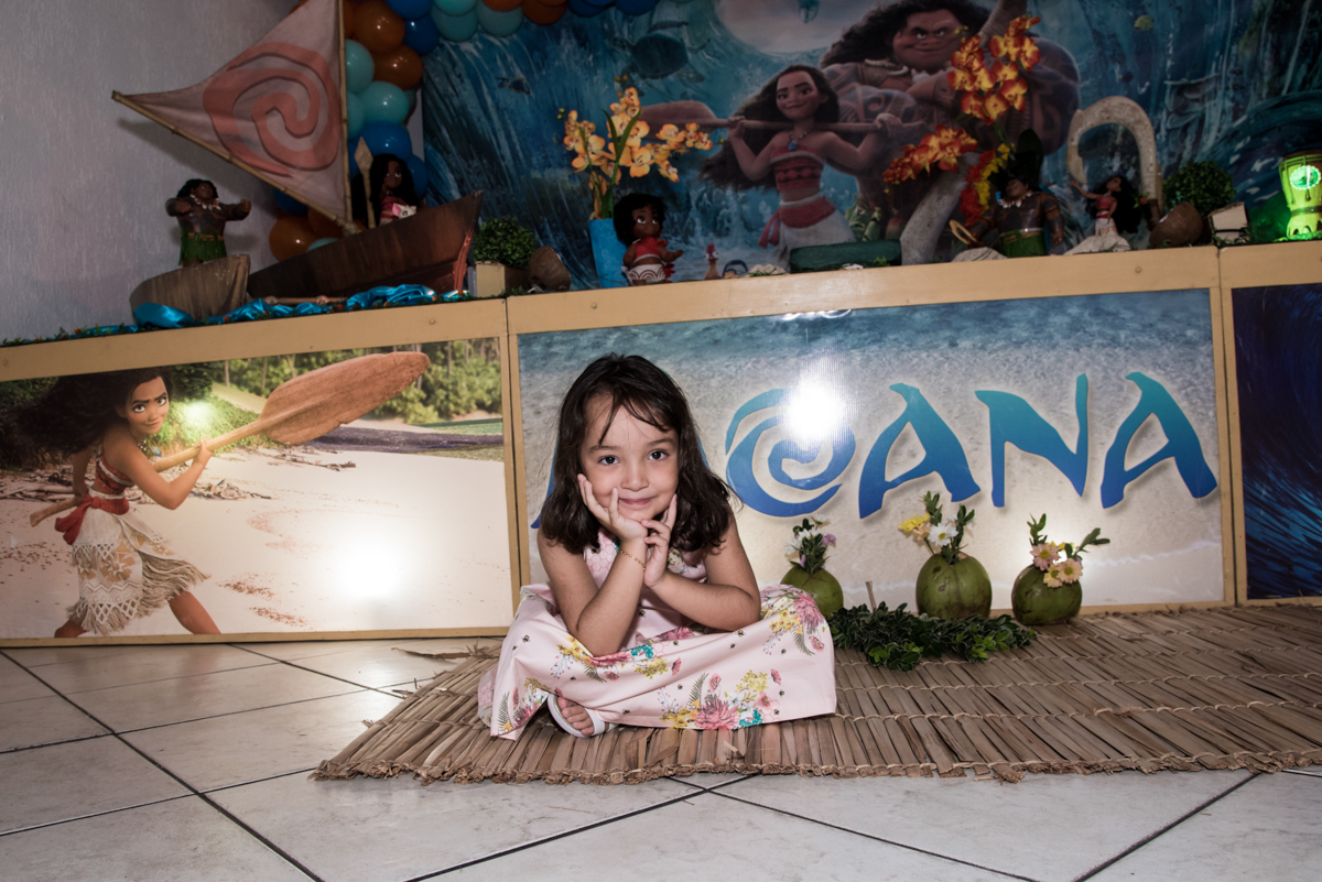 feliz na mesa decorada no Buffet Fabrica da Alegria, Osaco, São Paulo, aniversário de Rafaela 5 anos tema da festa Moana