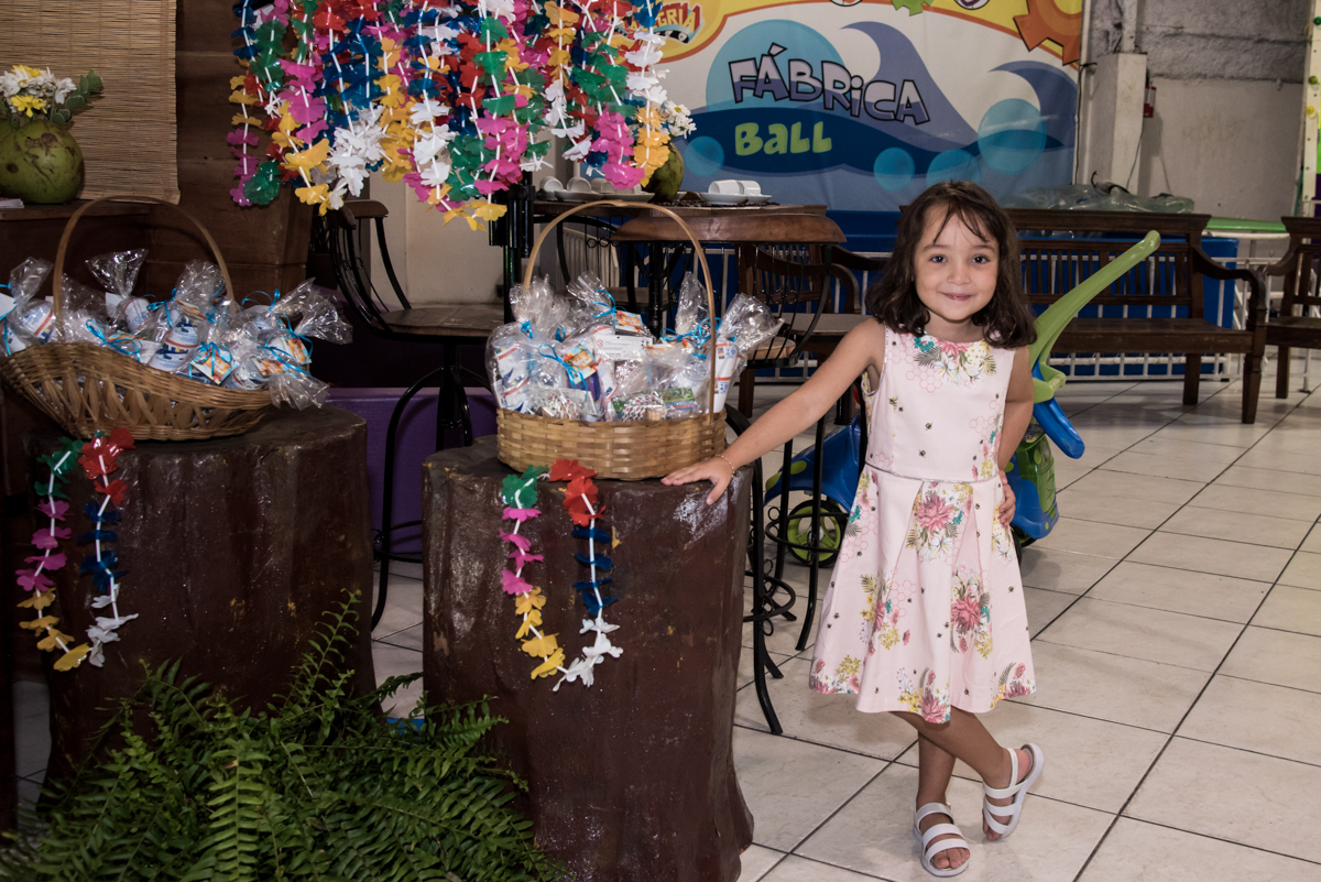 fazendo pose para a foto no Buffet Fabrica da Alegria, Osaco, São Paulo, aniversário de Rafaela 5 anos tema da festa Moana