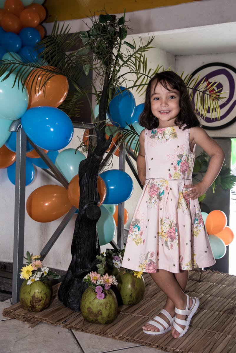 esperando os amigos para sua festa no Buffet Fabrica da Alegria, Osaco, São Paulo, aniversário de Rafaela 5 anos tema da festa Moana