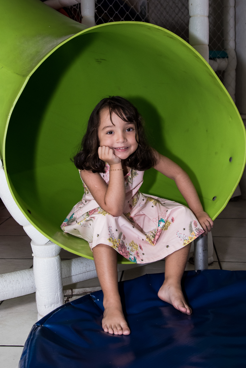 sentada no escorregador no Buffet Fabrica da Alegria, Osaco, São Paulo, aniversário de Rafaela 5 anos tema da festa Moana