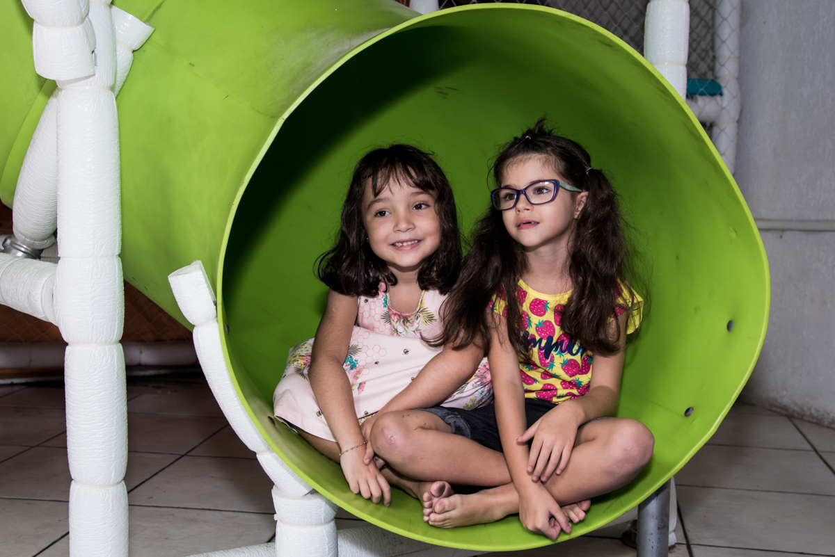 descendo no escorregador com a amiga no Buffet Fabrica da Alegria, Osaco, São Paulo, aniversário de Rafaela 5 anos tema da festa Moana