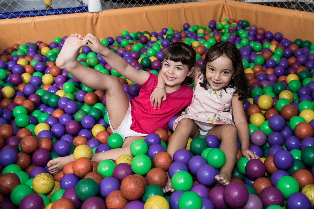 brincadeiras na piscina de bolinhas no Buffet Fabrica da Alegria, Osaco, São Paulo, aniversário de Rafaela 5 anos tema da festa Moana