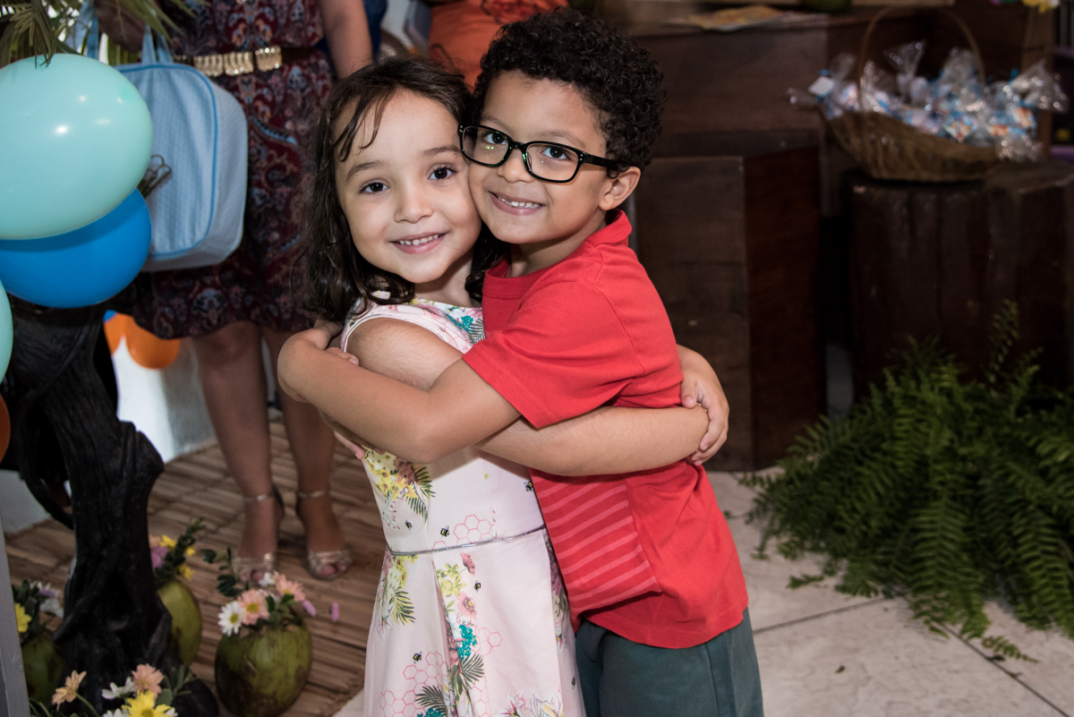 abraço do amigo no Buffet Fabrica da Alegria, Osaco, São Paulo, aniversário de Rafaela 5 anos tema da festa Moana