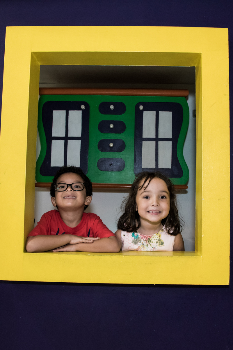 pose na janela no Buffet Fabrica da Alegria, Osaco, São Paulo, aniversário de Rafaela 5 anos tema da festa Moana