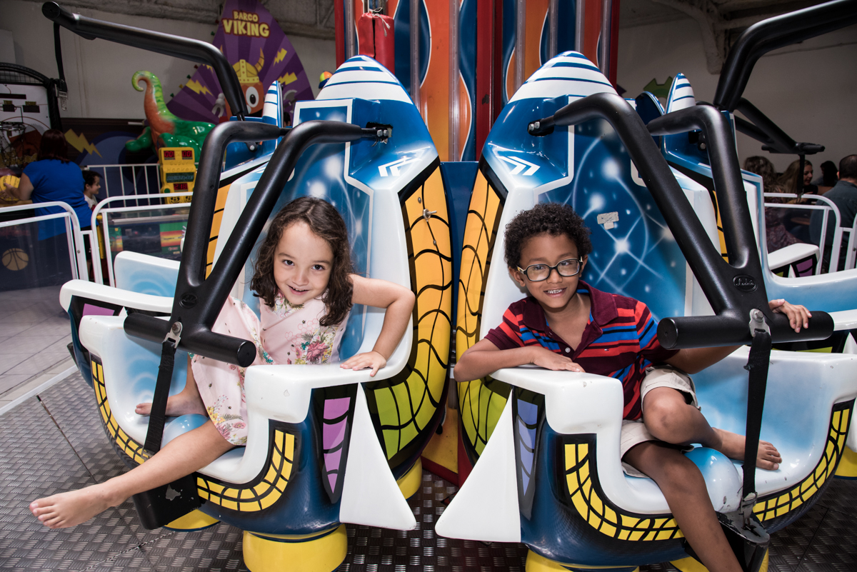 brincando no elevador no Buffet Fabrica da Alegria, Osaco, São Paulo, aniversário de Rafaela 5 anos tema da festa Moana