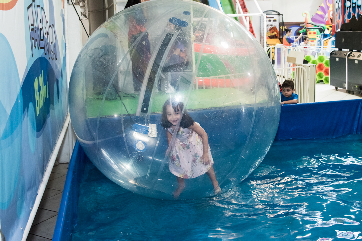 brincando no aqua play no Buffet Fabrica da Alegria, Osaco, São Paulo, aniversário de Rafaela 5 anos tema da festa Moana