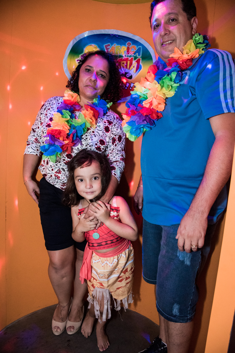 saindo da maquina do parabéns no Buffet Fabrica da Alegria, Osaco, São Paulo, aniversário de Rafaela 5 anos tema da festa Moana