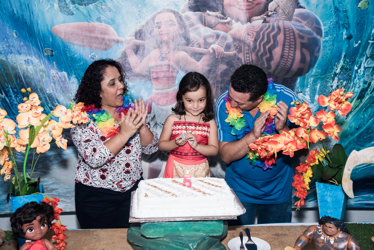 parabéns animado no Buffet Fabrica da Alegria, Osaco, São Paulo, aniversário de Rafaela 5 anos tema da festa Moana