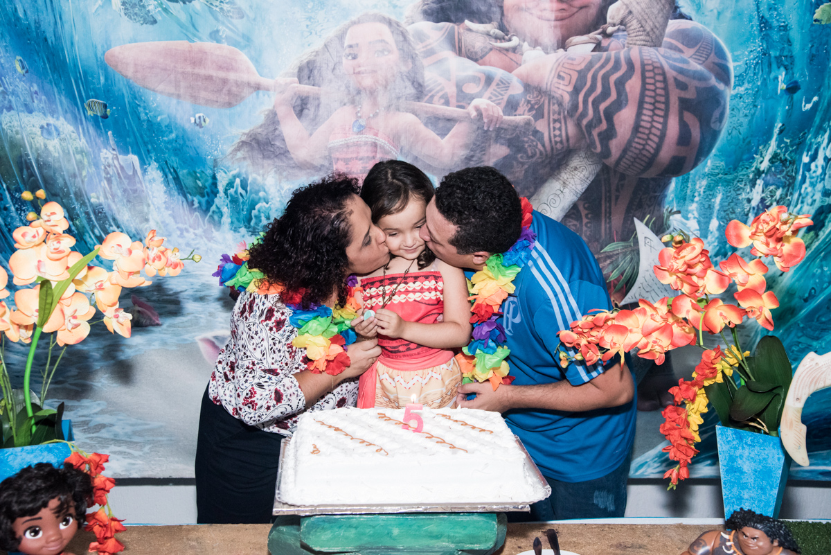 beijo sanduiche na aniversariante no Buffet Fabrica da Alegria, Osaco, São Paulo, aniversário de Rafaela 5 anos tema da festa Moana