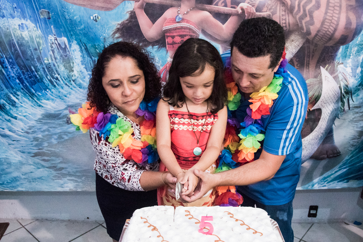 cortando o primeiro pedaço de bolo no Buffet Fabrica da Alegria, Osaco, São Paulo, aniversário de Rafaela 5 anos tema da festa Moana