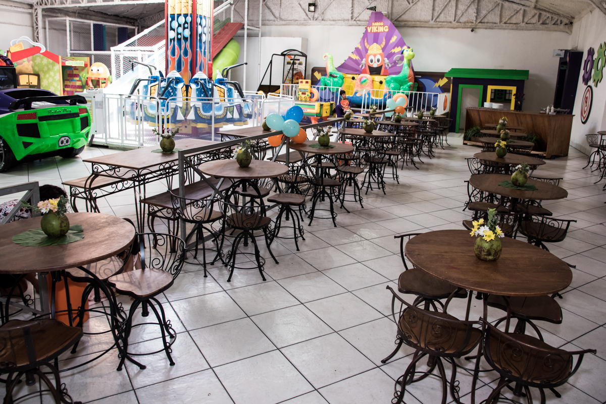 salão enfeitado com balão no Buffet Fabrica da Alegria, Osaco, São Paulo, aniversário de Rafaela 5 anos tema da festa Moana