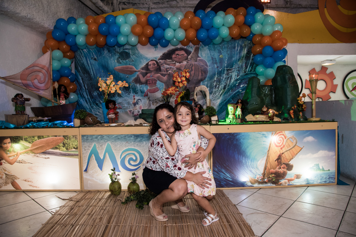 foto aniversariante com a mãe no Buffet Fabrica da Alegria, Osaco, São Paulo, aniversário de Rafaela 5 anos tema da festa Moana