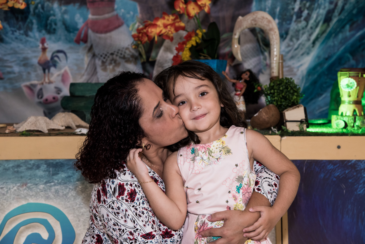beijo da mamãe no Buffet Fabrica da Alegria, Osaco, São Paulo, aniversário de Rafaela 5 anos tema da festa Moana