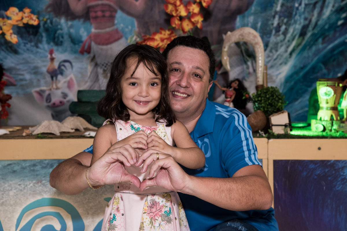 fazendo coração para a foto no Buffet Fabrica da Alegria, Osaco, São Paulo, aniversário de Rafaela 5 anos tema da festa Moana