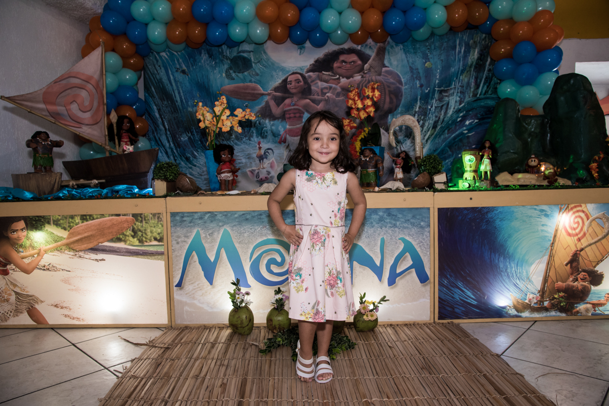 posando para a foto como uma princesa no Buffet Fabrica da Alegria, Osaco, São Paulo, aniversário de Rafaela 5 anos tema da festa Moana