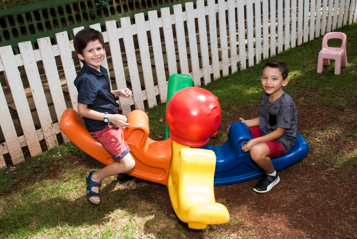 brincando no play ground no Buffet Grand Kid's, Cotia São Paulo, aniversário de Joseph 1 ano, tema da festa páscoa