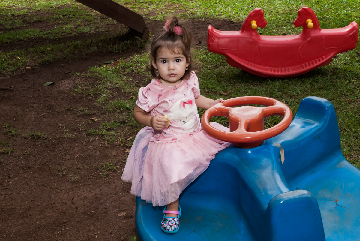 brincando no brinquedo divertido no Buffet Grand Kid's, Cotia São Paulo, aniversário de Joseph 1 ano, tema da festa páscoa