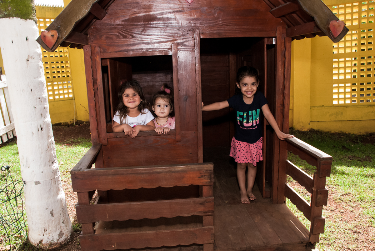 as crianças brincam na casinha no Buffet Grand Kid's, Cotia São Paulo, aniversário de Joseph 1 ano, tema da festa páscoa