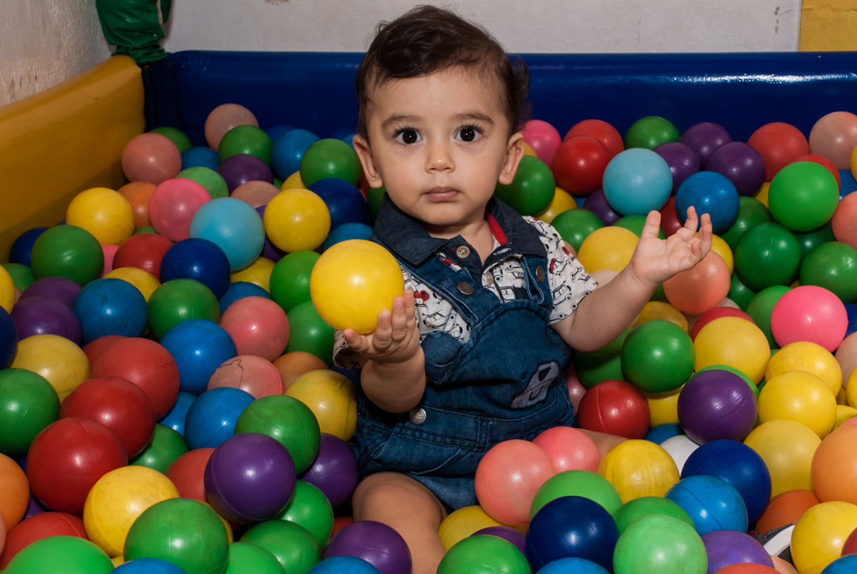 jogando bolinhas para cima no Buffet Grand Kid's, Cotia São Paulo, aniversário de Joseph 1 ano, tema da festa páscoa