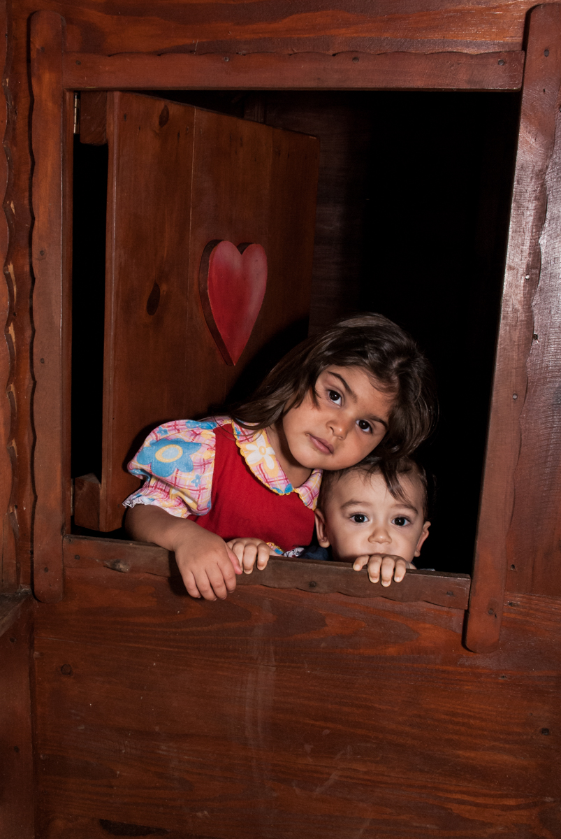 foto na janela da casinh no Buffet Grand Kid's, Cotia São Paulo, aniversário de Joseph 1 ano, tema da festa páscoa