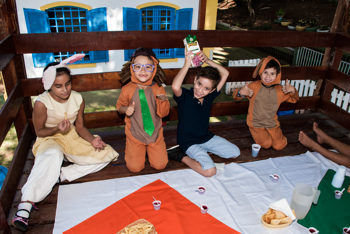tomando suco na hora do lanche no Buffet Grand Kid's, Cotia São Paulo, aniversário de Joseph 1 ano, tema da festa páscoa