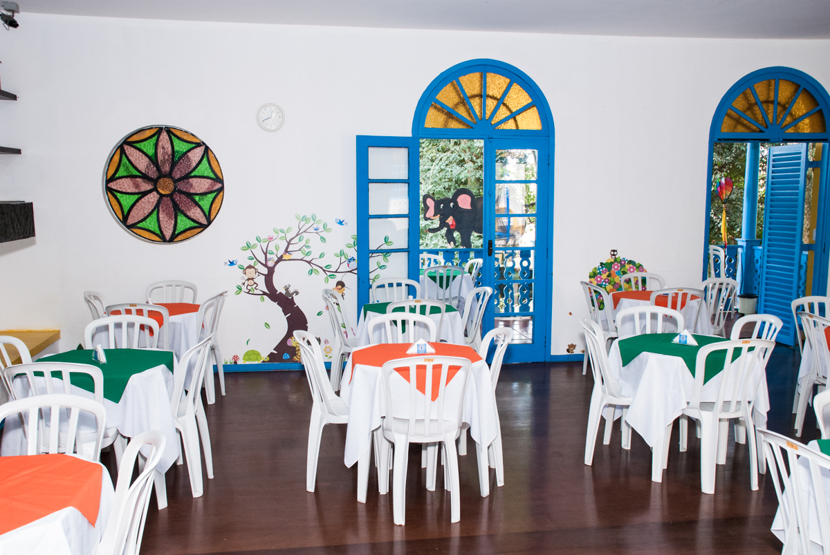 mesas decoradas para a festa no Buffet Grand Kid's, Cotia São Paulo, aniversário de Joseph 1 ano, tema da festa páscoa