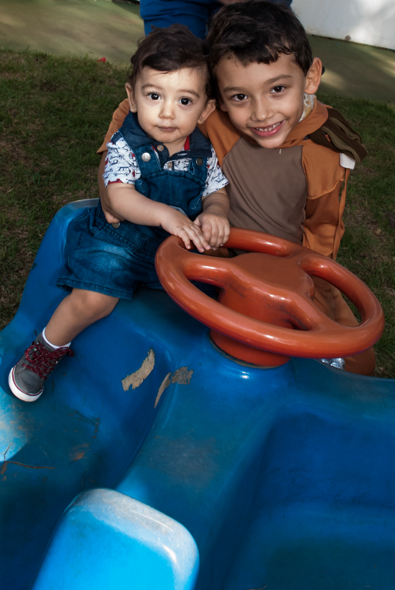 brincando com o irmão no Buffet Grand Kid's, Cotia São Paulo, aniversário de Joseph 1 ano, tema da festa páscoa