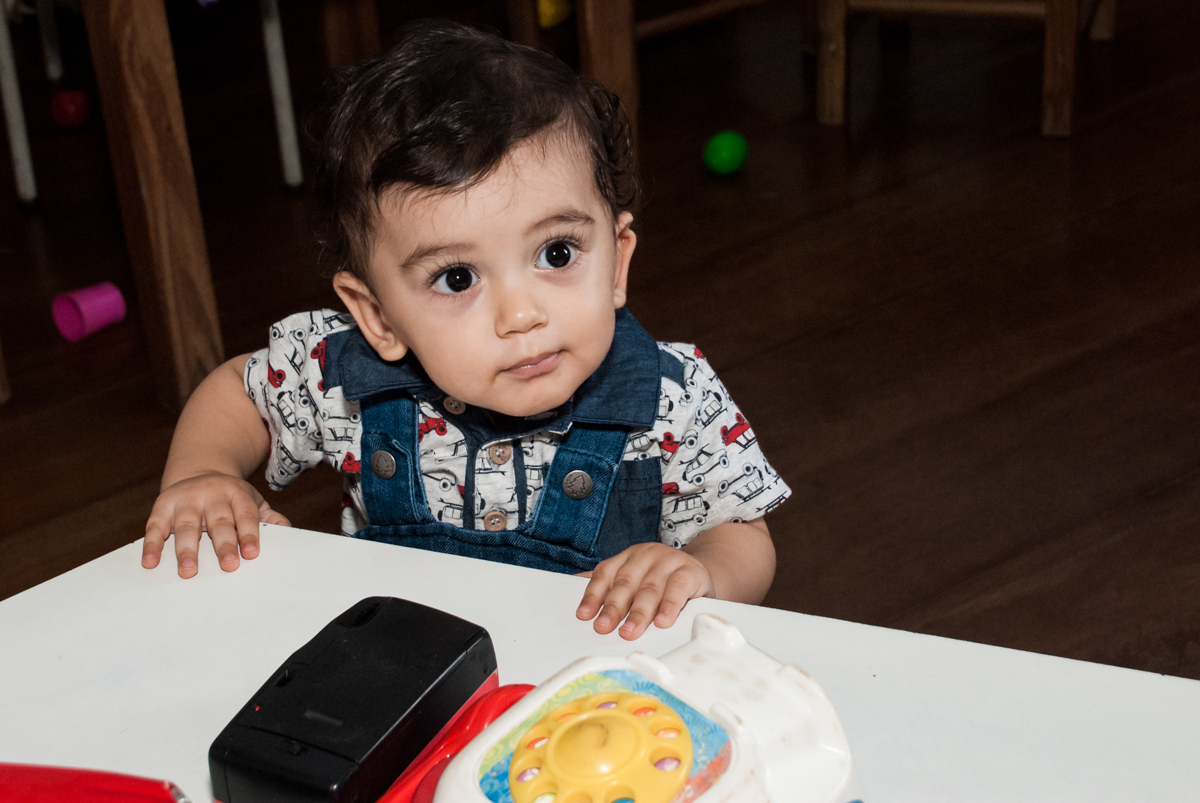 animado com os amigos no Buffet Grand Kid's, Cotia São Paulo, aniversário de Joseph 1 ano, tema da festa páscoa