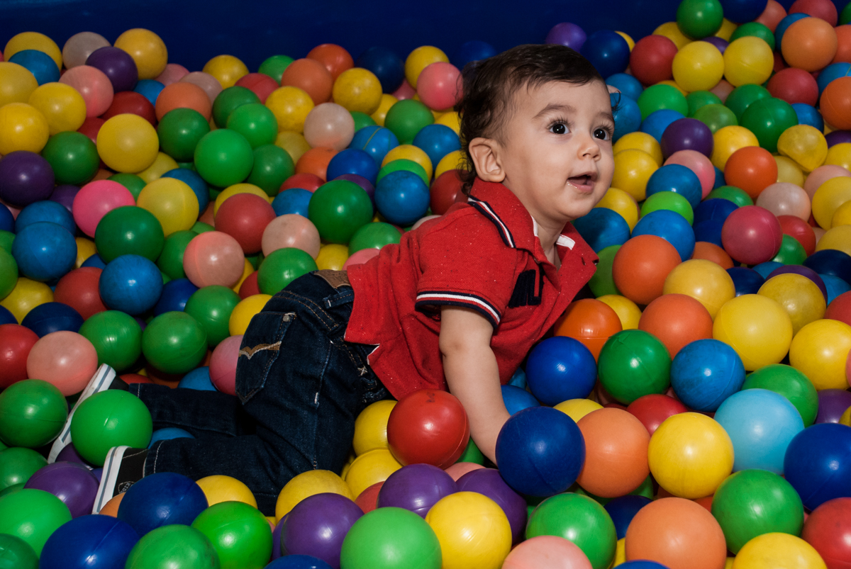 brincando com os amigos na piscina de bolinhas no Buffet Grand Kid's, Cotia São Paulo, aniversário de Joseph 1 ano, tema da festa páscoa