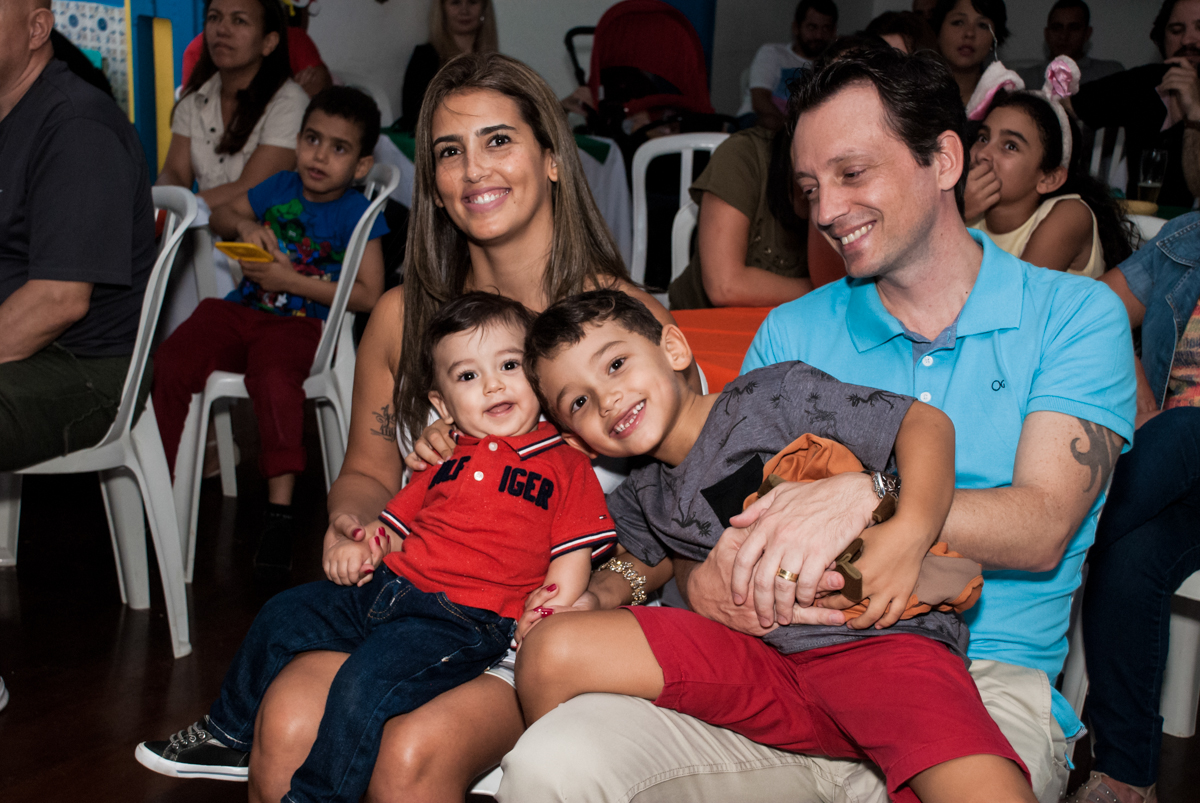 assistindo a retrospectiva no Buffet Grand Kid's, Cotia São Paulo, aniversário de Joseph 1 ano, tema da festa páscoa