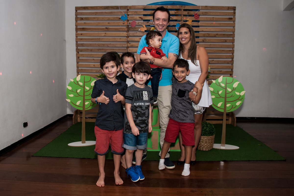 foto com a família e amigos no Buffet Grand Kid's, Cotia São Paulo, aniversário de Joseph 1 ano, tema da festa páscoa