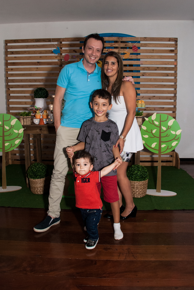 preparando para o parabéns no Buffet Grand Kid's, Cotia São Paulo, aniversário de Joseph 1 ano, tema da festa páscoa