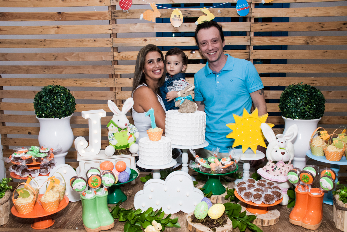 fotografia da família na mesa decorada no Buffet Grand Kid's, Cotia São Paulo, aniversário de Joseph 1 ano, tema da festa páscoa