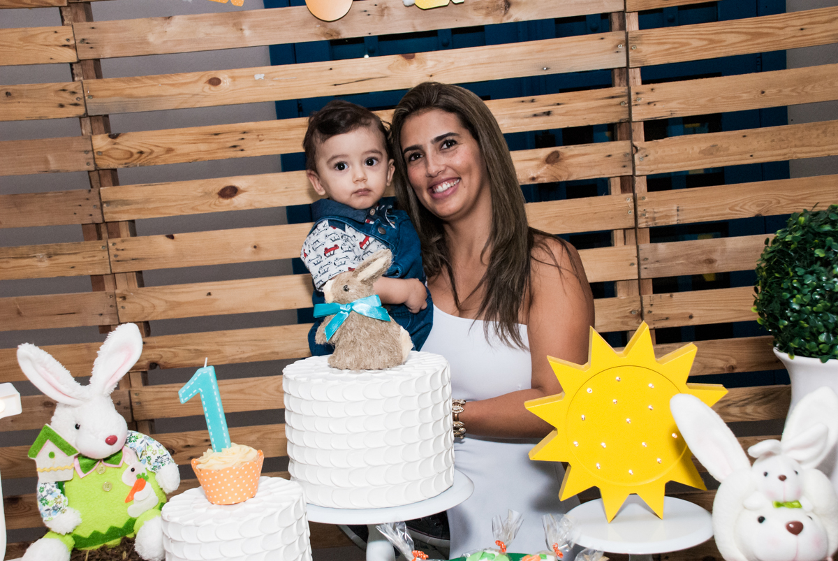 Foto mãe e filho no Buffet Grand Kid's, Cotia São Paulo, aniversário de Joseph 1 ano, tema da festa páscoa